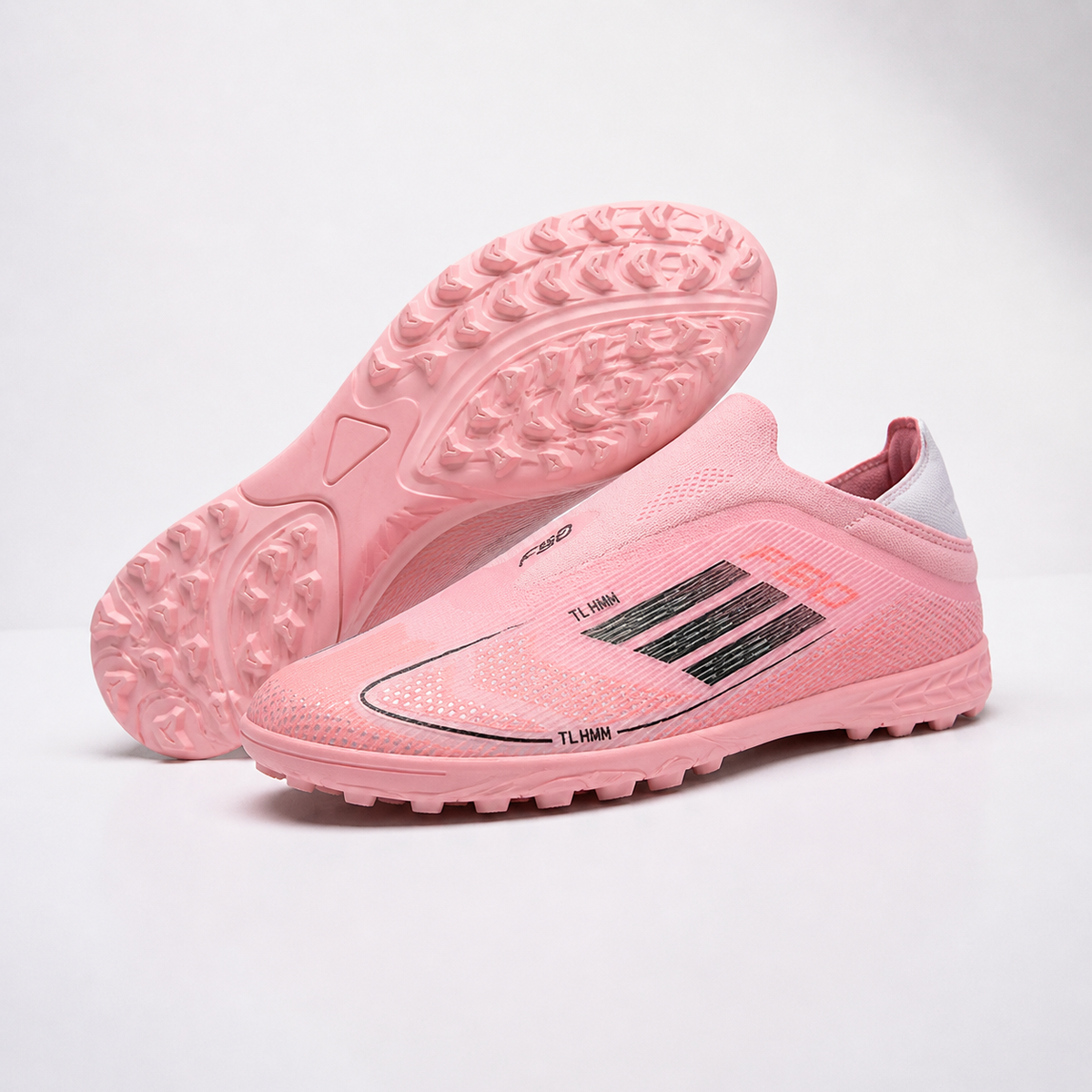 TRAVIXO - Soccer Cleats for Reliable Grip Indoors and Outdoors