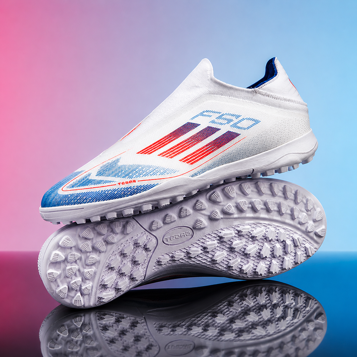 TRAVIXO - Soccer Cleats for Reliable Grip Indoors and Outdoors