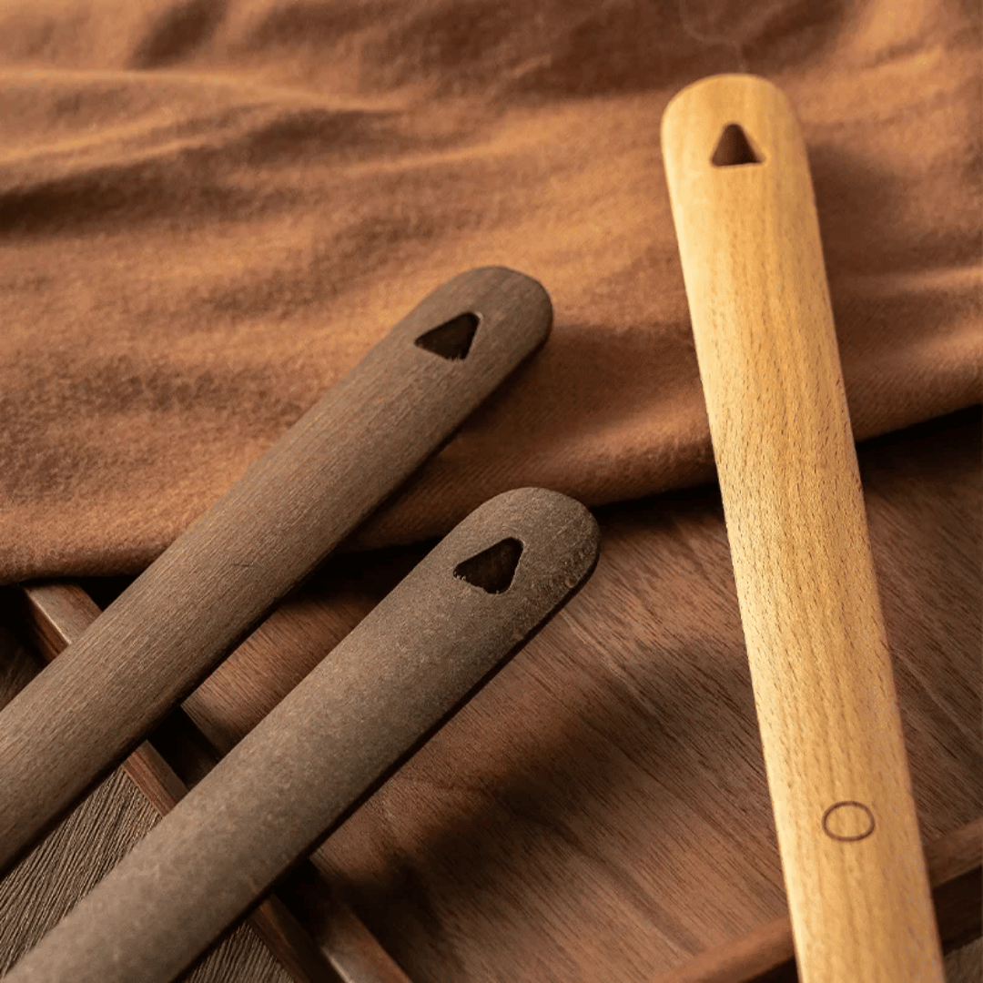 CALVYRA - Magnetic Beechwood Shoehorn for No-Bend Comfort