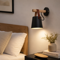OCS - Scando Moderne Wandlamp - Scandinavisch Design met Houten Arm en Hangende Kap