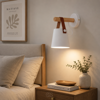 OCS - Scando Moderne Wandlamp - Scandinavisch Design met Houten Arm en Hangende Kap