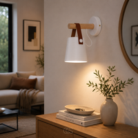 OCS - Scando Moderne Wandlamp - Scandinavisch Design met Houten Arm en Hangende Kap