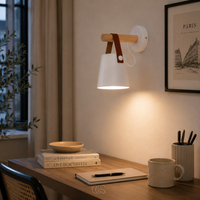 OCS - Scando Moderne Wandlamp - Scandinavisch Design met Houten Arm en Hangende Kap