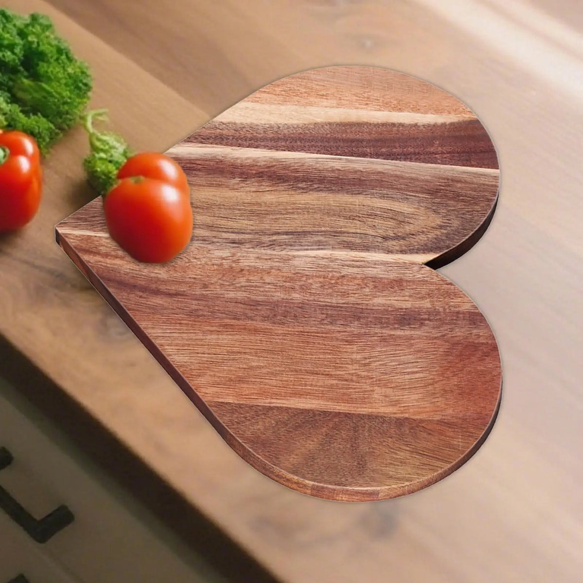 HEARVIA - Heart-Shaped Wooden Board for Chopping and Serving