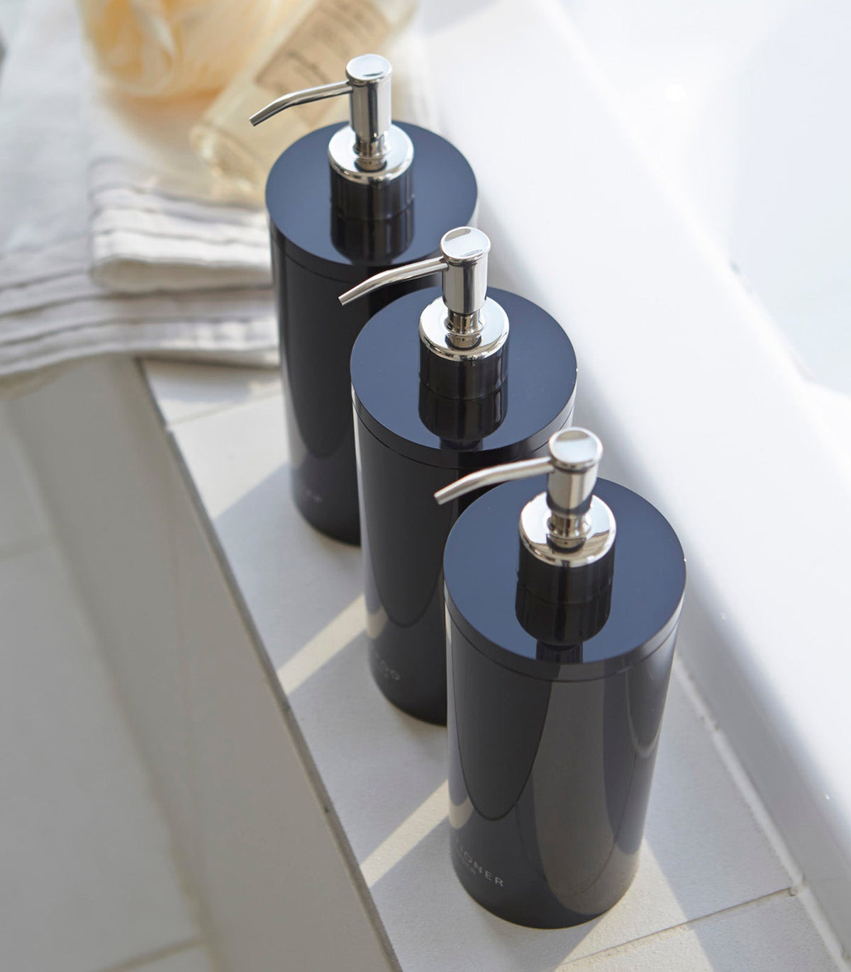 LAVYRA - Round Shower Dispenser Set for a Clutter-Free Bathroom